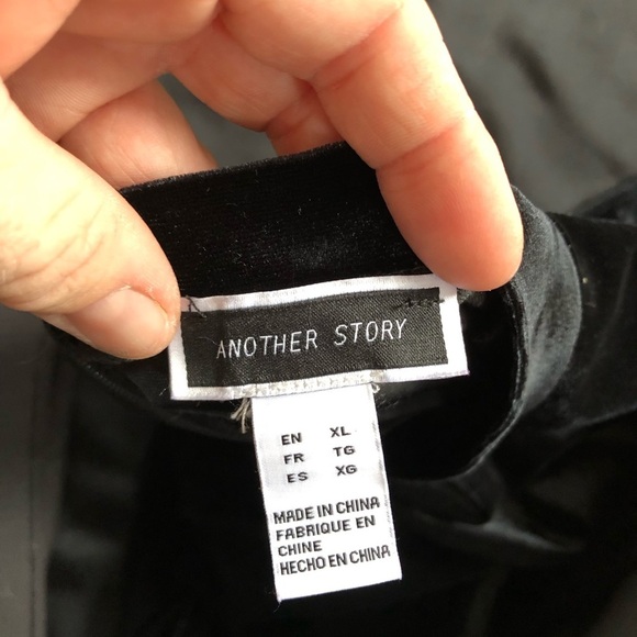 Elegant Black Velvet Dress - Picture 10 of 12